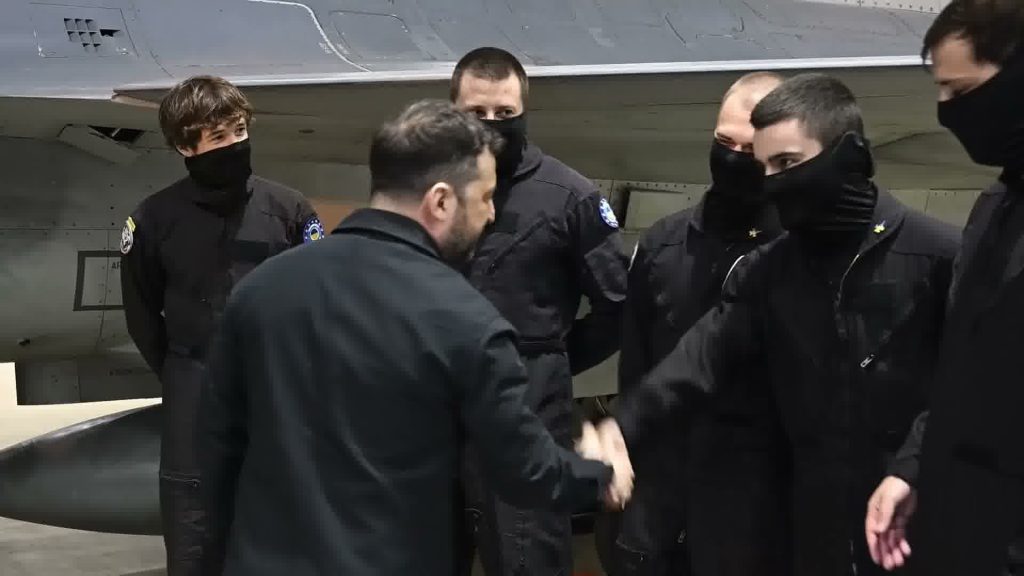 Zelenski a inspectat baza aeriană de la Borcea, unde piloții ucraineni se antrenează pe avioane F-16 Președintele Ucrainei, Volodimir Zelenski, a efectuat joi o vizită la Baza 86 Aeriană „Locotenent aviator Gheorghe Mociorniță” de la Borcea, județul Călărași