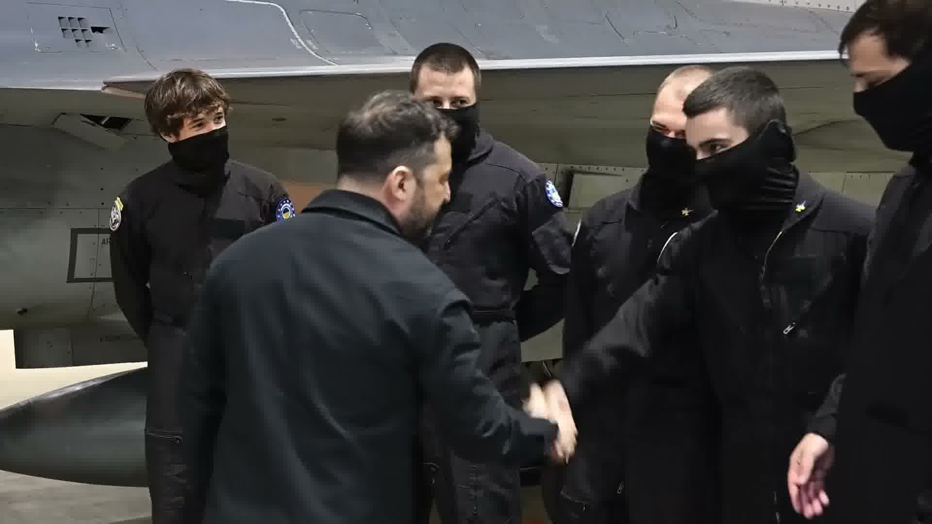 Zelenski a inspectat baza aeriană de la Borcea, unde piloții ucraineni se antrenează pe avioane F-16 Președintele Ucrainei, Volodimir Zelenski, a efectuat joi o vizită la Baza 86 Aeriană „Locotenent aviator Gheorghe Mociorniță” de la Borcea, județul Călărași