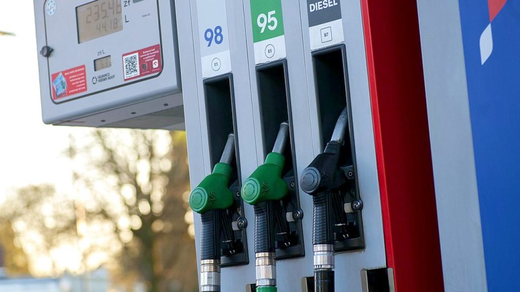 Carburanții se scumpesc constant în România; transportatorii caută alternative în afara țării Prețul carburanților în România continuă să crească, alimentând îngrijorări cu privire la impactul asupra economiei naționale