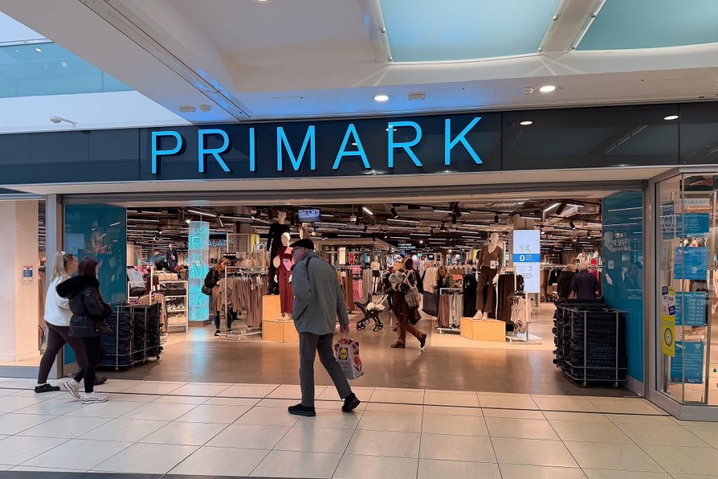Primark introduce servicii de retușuri și modificări vestimentare, extinse în mai multe magazine Lanțul internațional de magazine Primark a lansat un nou serviciu pentru clienți, oferind posibilitatea de a retușa sau modifica articolele vestimentare achiziționate