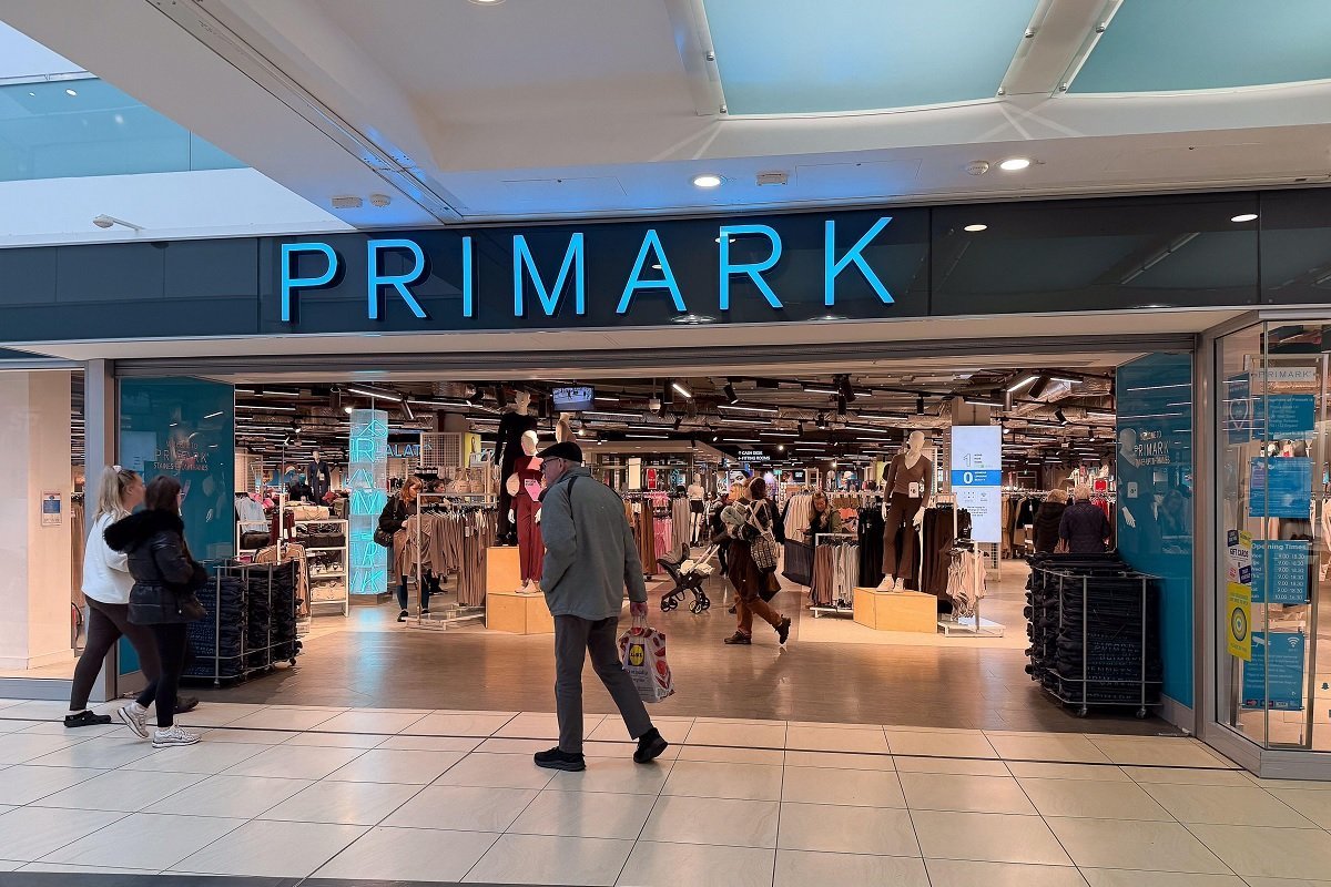 Primark introduce servicii de retușuri și modificări vestimentare, extinse în mai multe magazine Lanțul internațional de magazine Primark a lansat un nou serviciu pentru clienți, oferind posibilitatea de a retușa sau modifica articolele vestimentare achiziționate
