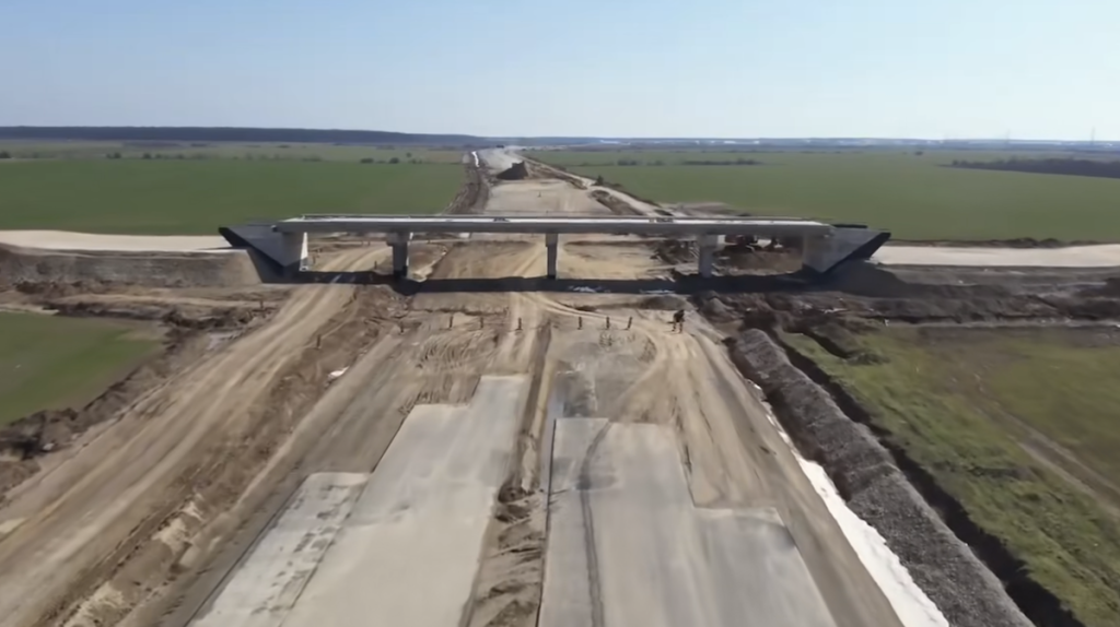 Mobilizare slabă pe lotul 3 al autostrăzii de centură A0 Nord, în ciuda progresului fizic avansat Deși lucrările pe lotul 3 al autostrăzii A0 Nord, care înconjoară Bucureștiul, au atins un stadiu fizic de 80%, ritmul de lucru în șantier este considerat a fi scăzut