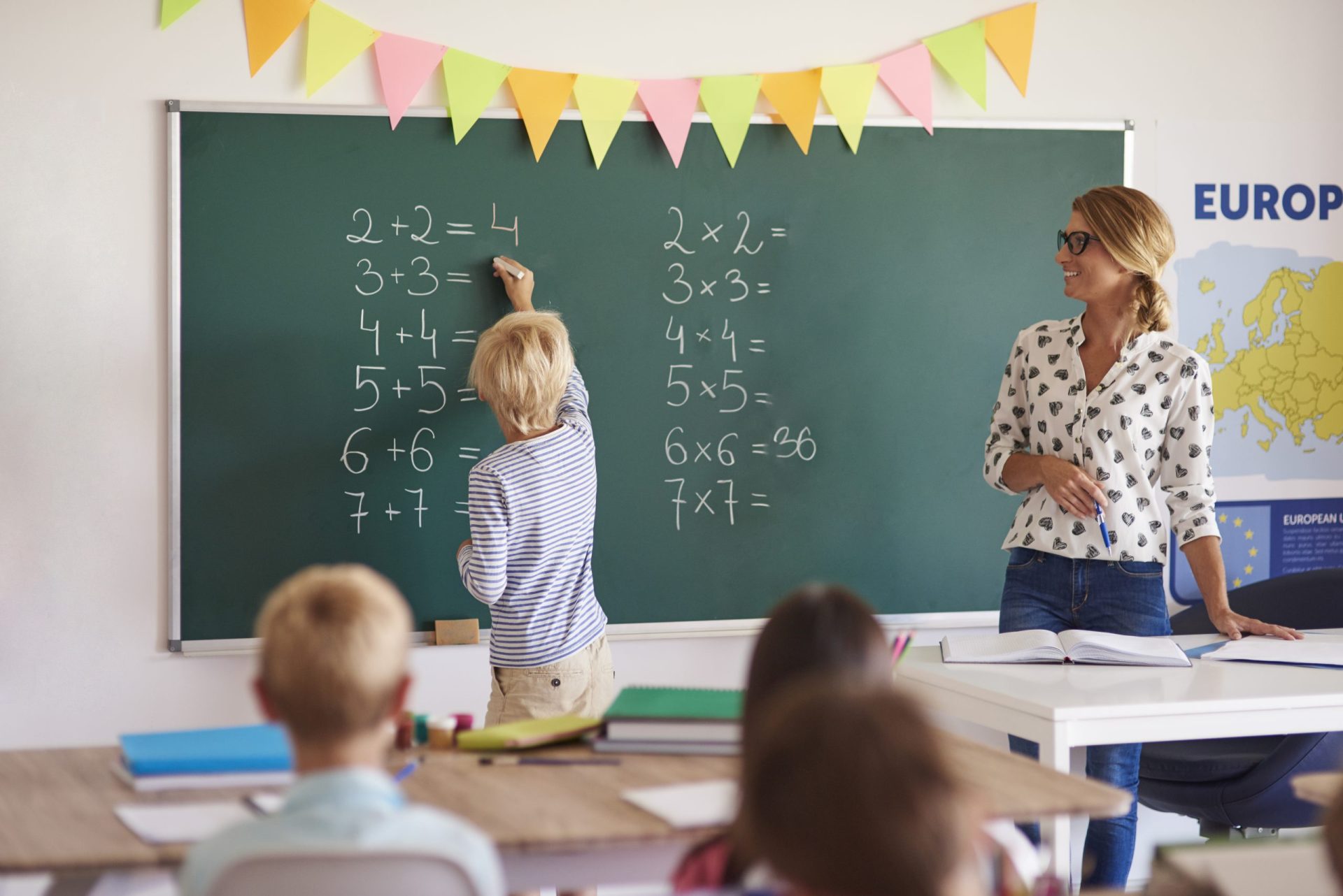 Evaluare psihiatrică obligatorie pentru profesori: O nouă măsură va schimba angajările în școli Odată cu începerea următorului an școlar, candidații pentru posturile din învățământ, dar și angajații deja existenți, vor fi supuși unor evaluări medicale suplimentare, inclusiv un examen psihiatric obligatoriu