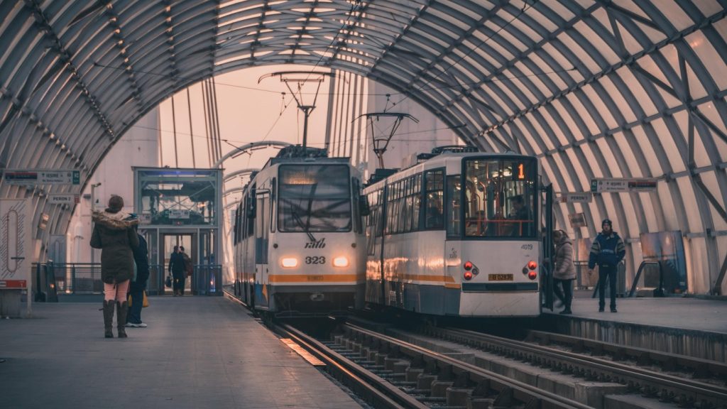 Schimbări majore în transportul public bucureștean: mai multe linii STB suspendate și trasee modificate Începând cu 21 martie, călătorii din București vor resimți o serie de modificări în rețeaua de transport public