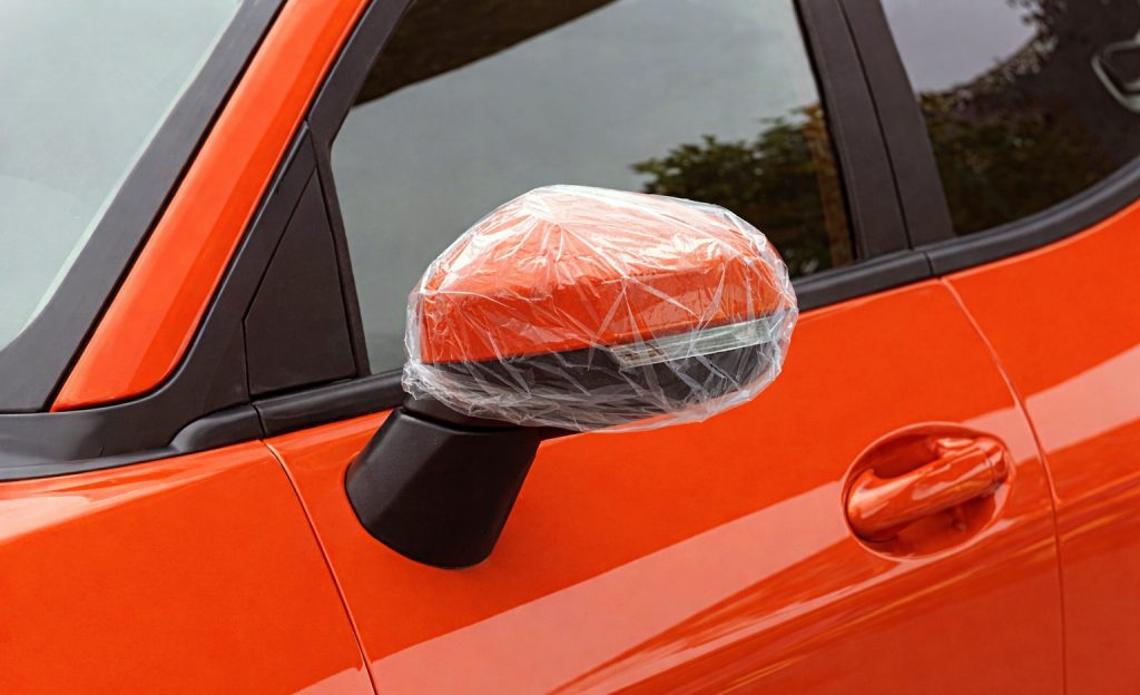 Păsările și oglinzile retrovizoare: De ce se întâmplă și cum poți proteja mașina În sezonul de reproducere, instinctele de apărare ale păsărilor se intensifică, iar oglinzile retrovizoare ale mașinilor devin țintele unor atacuri neașteptate