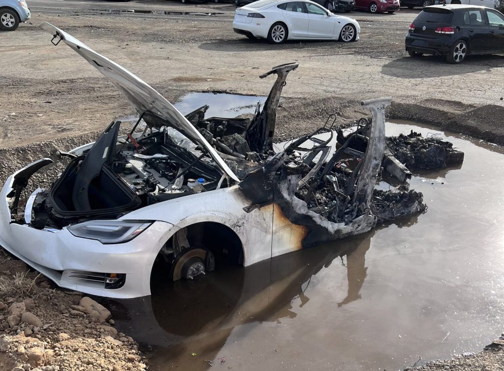 Incendiile la mașinile electrice: coșmarul pompierilor Incendiile la vehiculele electrice reprezintă o provocare majoră pentru pompieri, din cauza modului în care bateriile litiu-ion pot reacționa în condiții de stres termic
