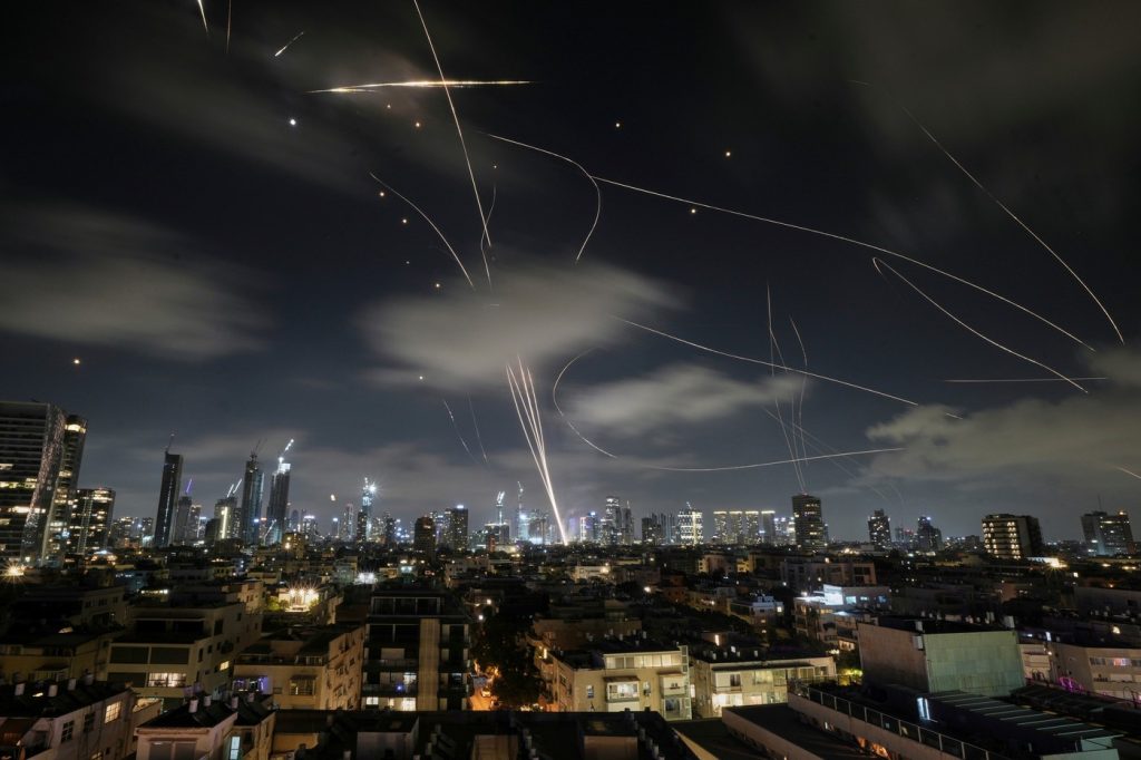 Atacuri reciproce în Orientul Mijlociu: Israelul și Iranul se războiesc cu rachete și drone Un nou episod de confruntare militară se desfășoară în Orientul Mijlociu, unde Israelul și Iranul au lansat atacuri reciproce cu rachete și drone în zorii zilei de vineri, 21 aprilie, chiar în timpul sărbătorii Eid al-Fitr, care marchează sfârșitul lunii sacre a Ramadanului