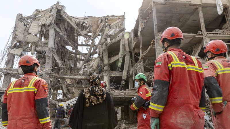 Mine terestre americane, descoperite în Iran: primele semne ale unei noi implicări militare? Imagini difuzate de presa de stat iraniană sugerează prezența minelor terestre de fabricație americană într-o zonă rezidențială din apropierea orașului Shiraz, în sudul Iranului