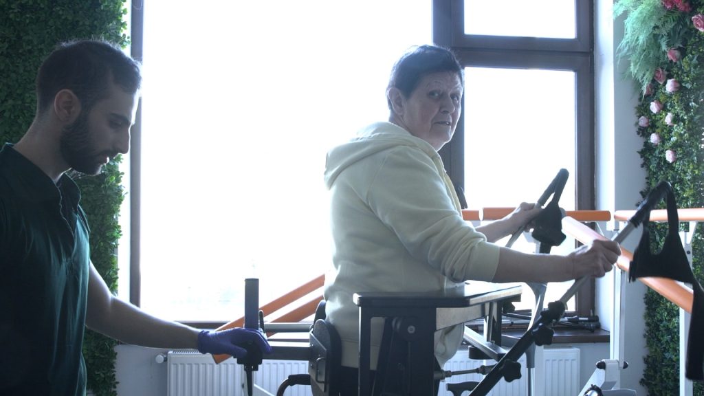 Recuperare impresionantă la Spitalul „Sfântul Sava”: Pacienta își recapătă mobilitatea după un AVC Un caz medical remarcabil s-a înregistrat la Spitalul de Recuperare Medicală „Sfântul Sava cel Sfințit”, unde o pacientă, doamna Petrica Știrbu, a început să-și recapete mobilitatea membrelor, la doar trei zile de la internare