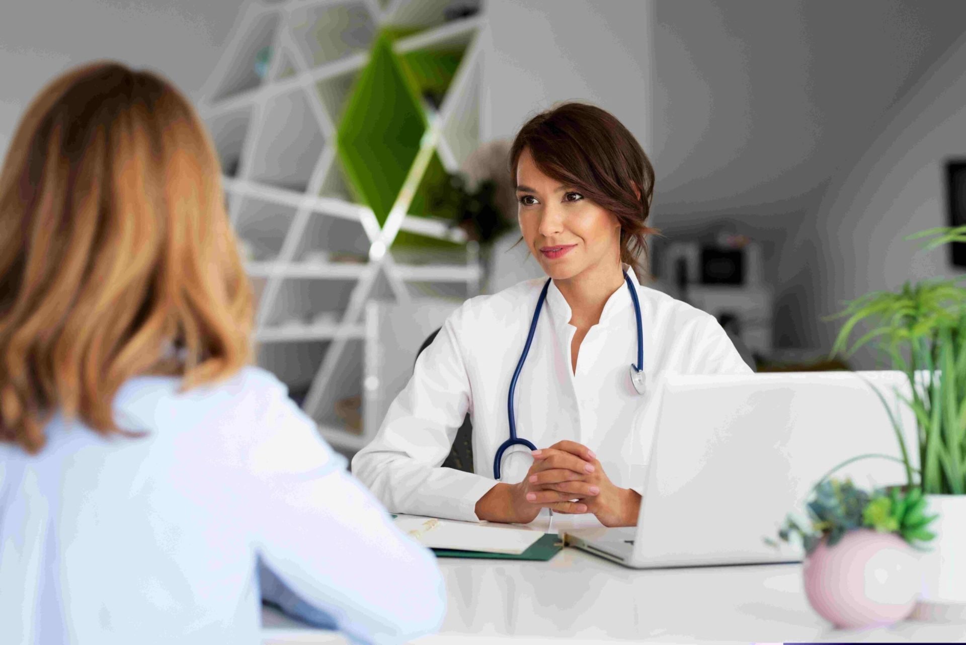 Relația medic-pacient se transformă: Accentul se mută pe comunicare și implicare Consultul medical modern depășește simpla diagnosticare și prescriere a tratamentului, punând un accent tot mai mare pe experiența pacientului și modul în care acesta este implicat în procesul de îngrijire