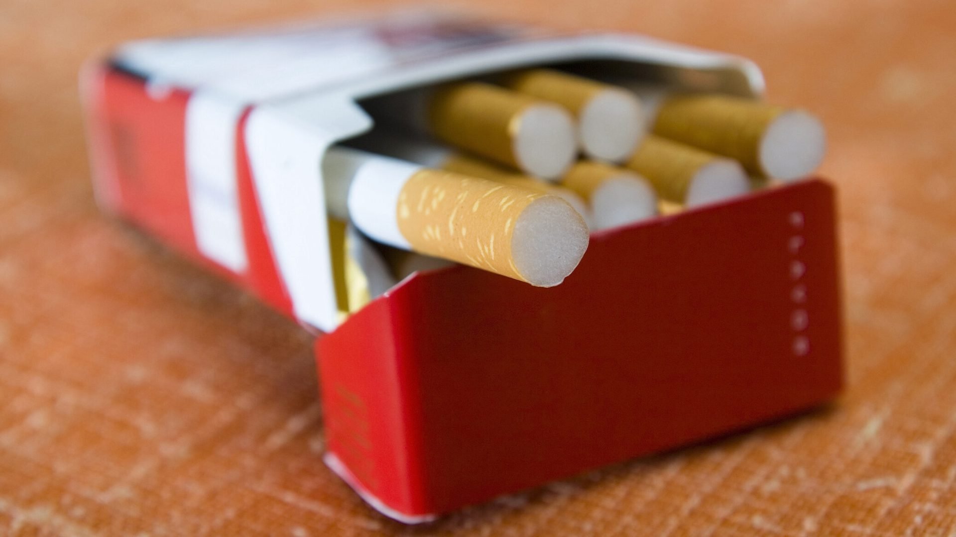 Limită drastică la țigări: Câte pachete poți aduce acum în România?