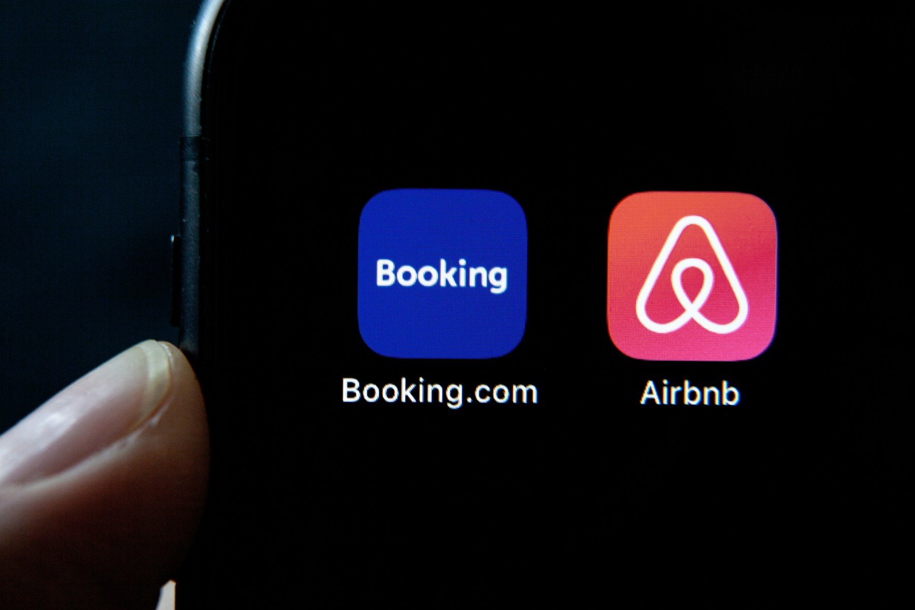 Airbnb și Booking.com, sub lupa autorităților: Noi reguli pentru închirierile pe termen scurt Platformele online de închirieri, precum Airbnb și Booking.com, vor introduce un cod unic de identificare pentru toate proprietățile listate