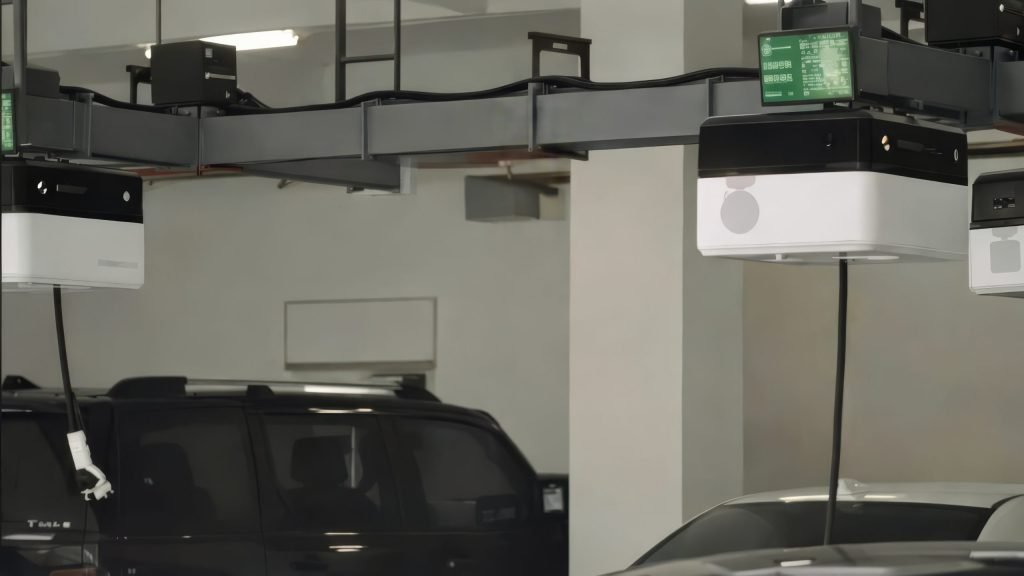 Roboți pe tavan: parcările viitorului pentru mașinile electrice China pariază pe o soluție ingenioasă pentru a face față creșterii numărului de mașini electrice: roboți de încărcare suspendați de tavan