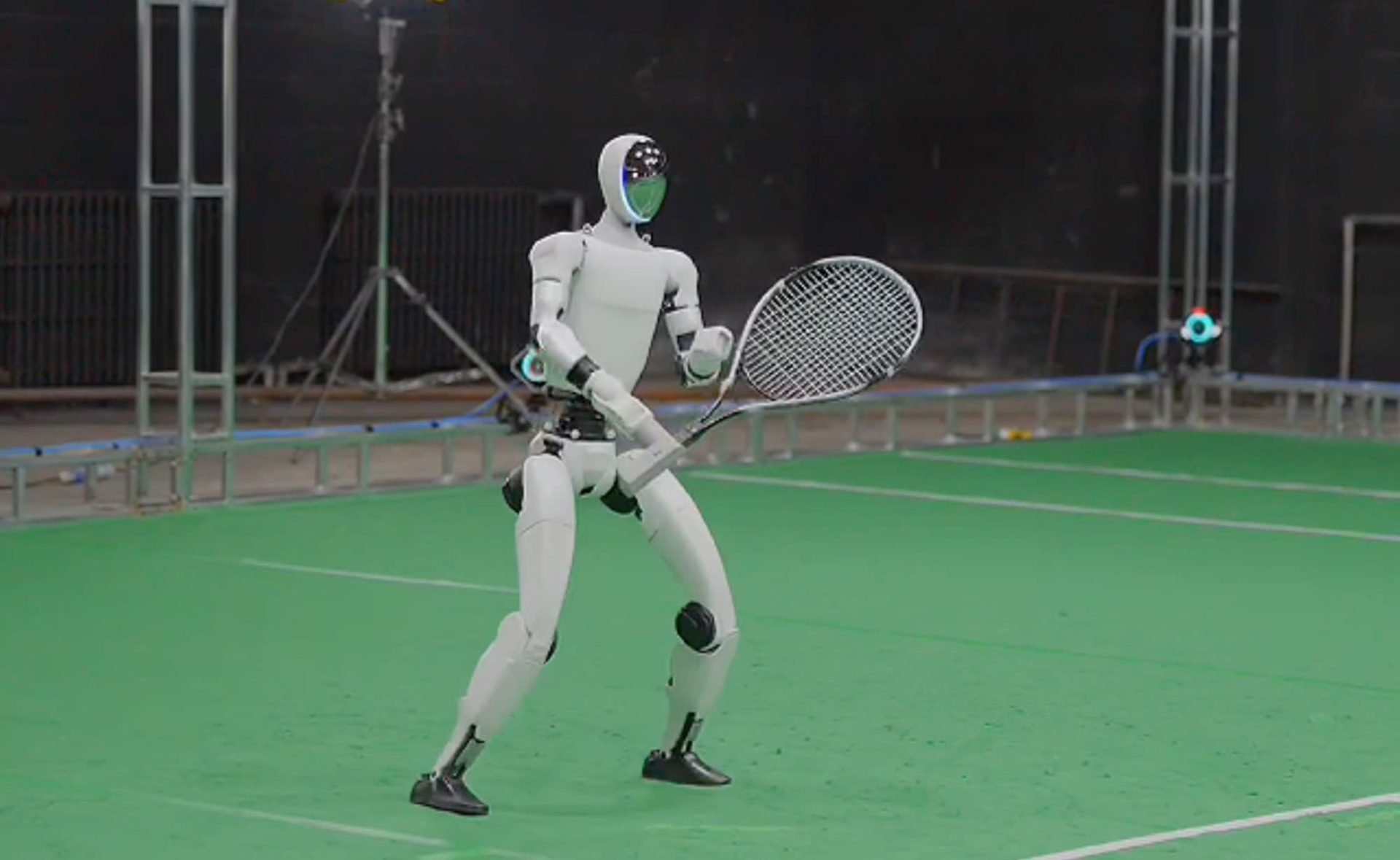 Robotul care joacă tenis cu oameni: O demonstrație a inteligenței artificiale în mișcare Un robot umanoid, dezvoltat de compania Unitree, a fost programat să joace tenis cu oameni, demonstrând progrese semnificative în domeniul inteligenței artificiale și al roboticii