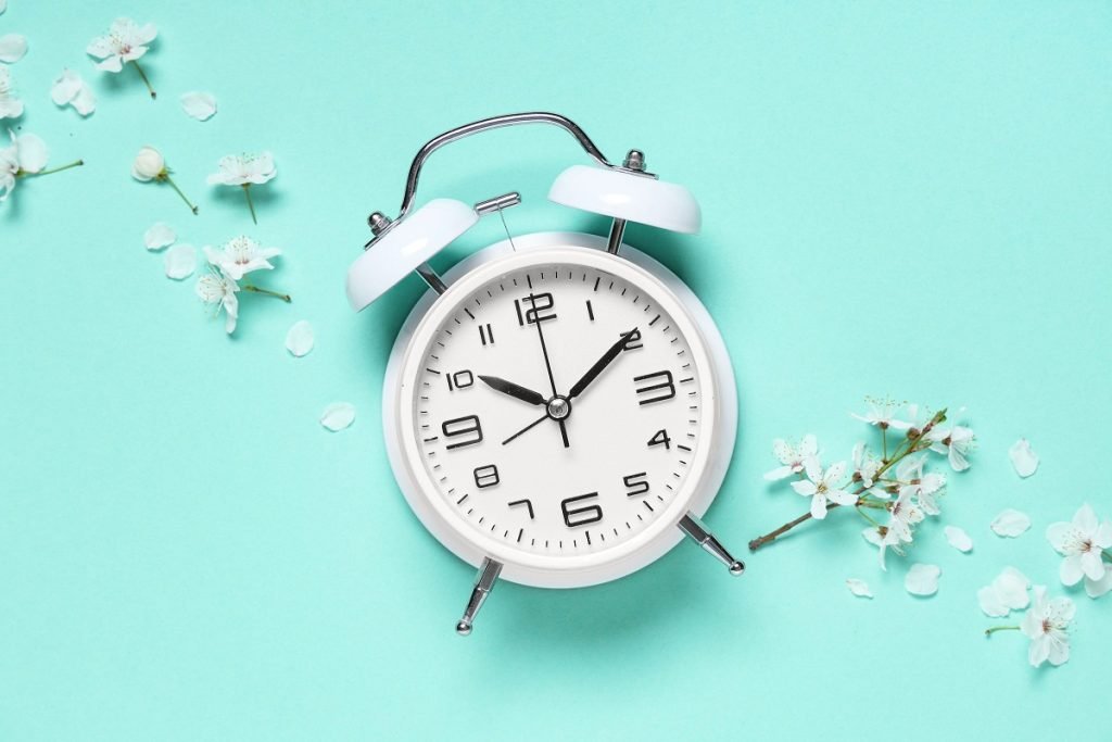 Ora de vară se apropie: Când schimbăm ceasurile și ce presupune acest lucru România se pregătește să treacă la ora de vară, o practică anuală ce presupune ajustarea ceasurilor pentru a optimiza utilizarea luminii naturale