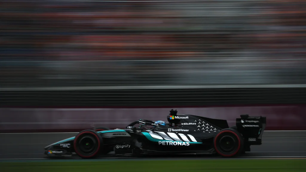 Russell, surpriza din Australia: Mercedes domină calificările, Verstappen, eliminat prematur Melbourne, Australia – George Russell, pilotul Mercedes, a reușit o performanță surprizătoare în calificările pentru Marele Premiu al Australiei, obținând pole position