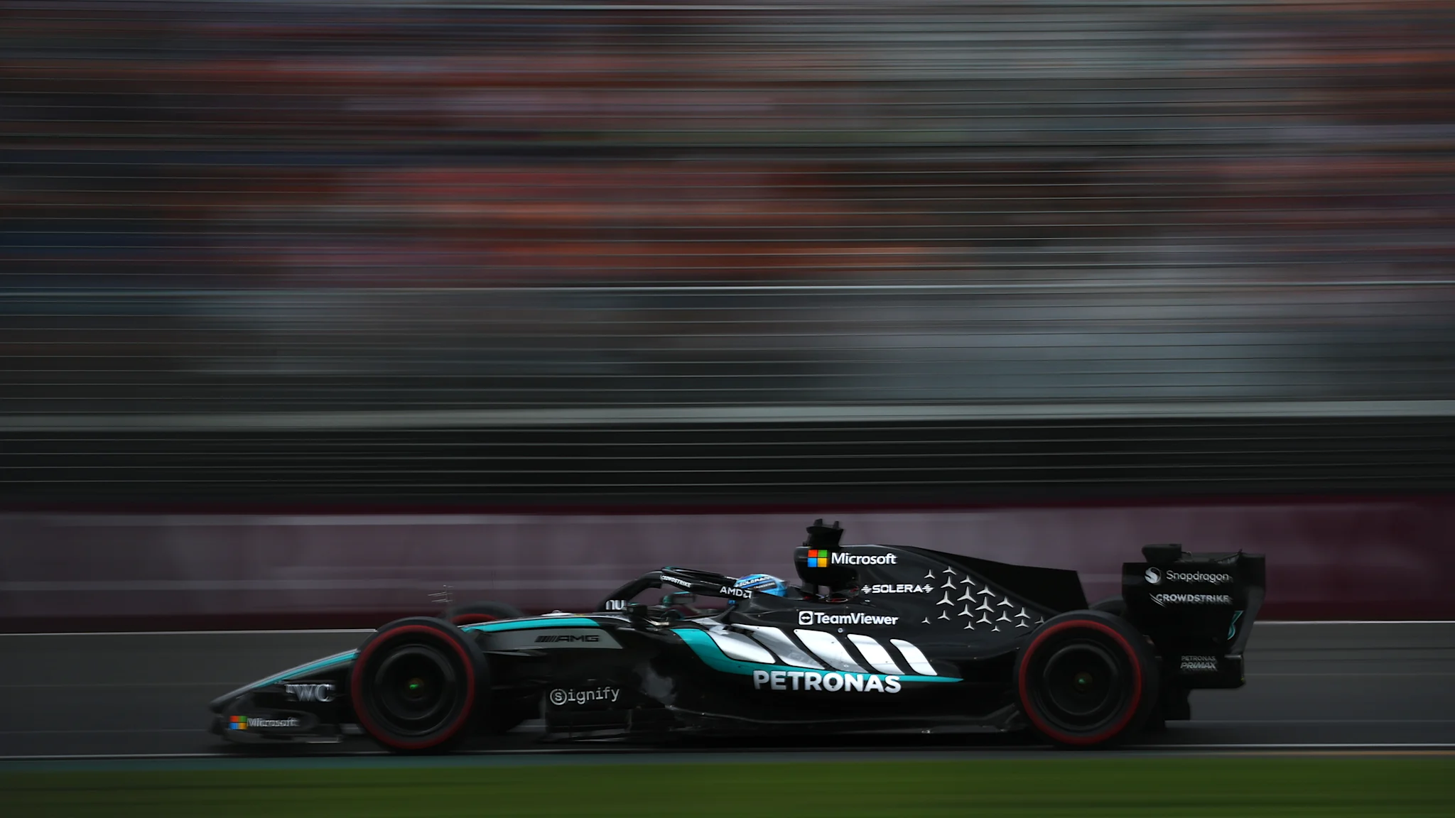 Russell, surpriza din Australia: Mercedes domină calificările, Verstappen, eliminat prematur Melbourne, Australia – George Russell, pilotul Mercedes, a reușit o performanță surprizătoare în calificările pentru Marele Premiu al Australiei, obținând pole position