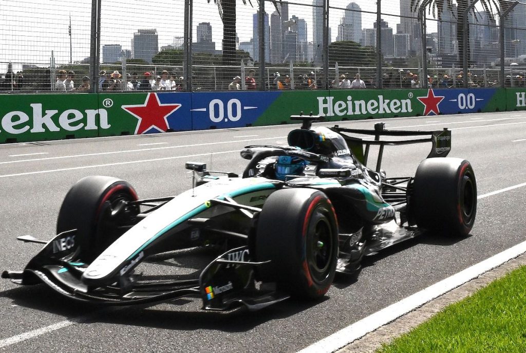 George Russell, primul pe grila de start în Marele Premiu al Australiei Pilotul echipei Mercedes, George Russell, va pleca de pe prima poziție în Marele Premiu al Australiei, prima cursă din noul sezon de Formula 1