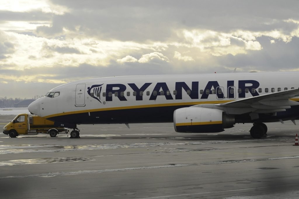 Ryanair taie sute de zboruri în 2026: Destinații europene, puternic afectate Compania aeriană low-cost Ryanair va reduce semnificativ numărul zborurilor programate pentru anul 2026, ca urmare a creșterii costurilor de operare în unele state europene