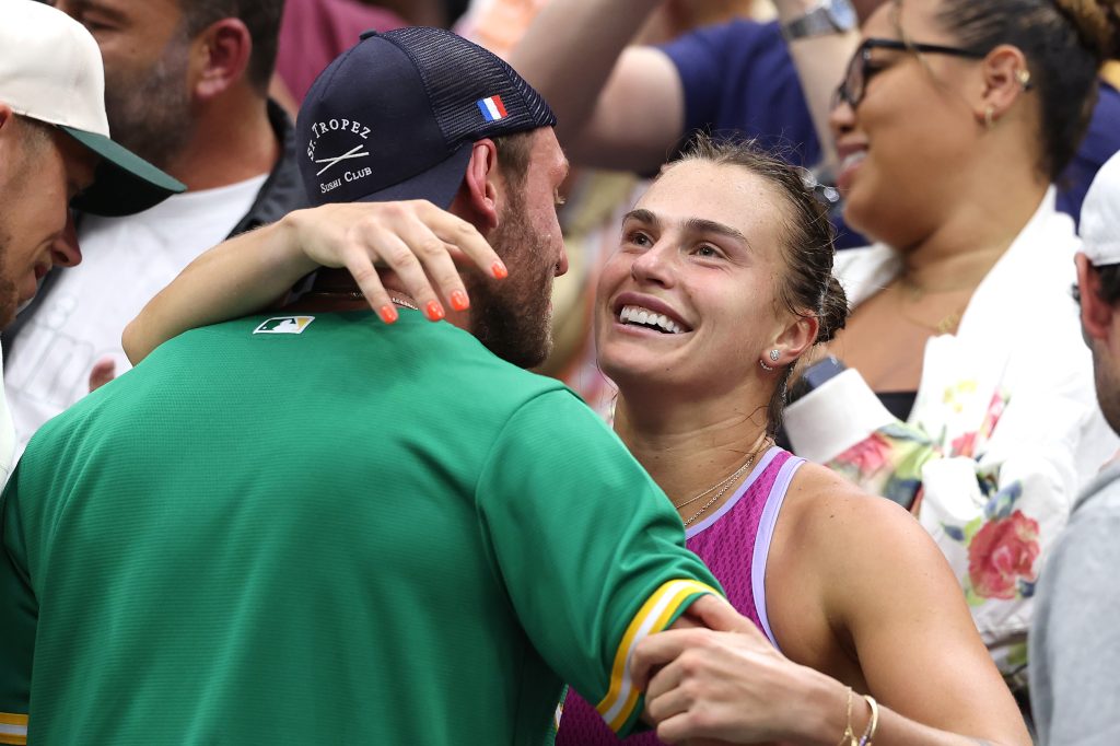 Aryna Sabalenka, numărul 1 mondial în tenis feminin, s-a logodit Aryna Sabalenka, tenismena bielorusă aflată pe locul 1 mondial, a primit cererea în căsătorie din partea iubitului său, Georgios Frangulis
