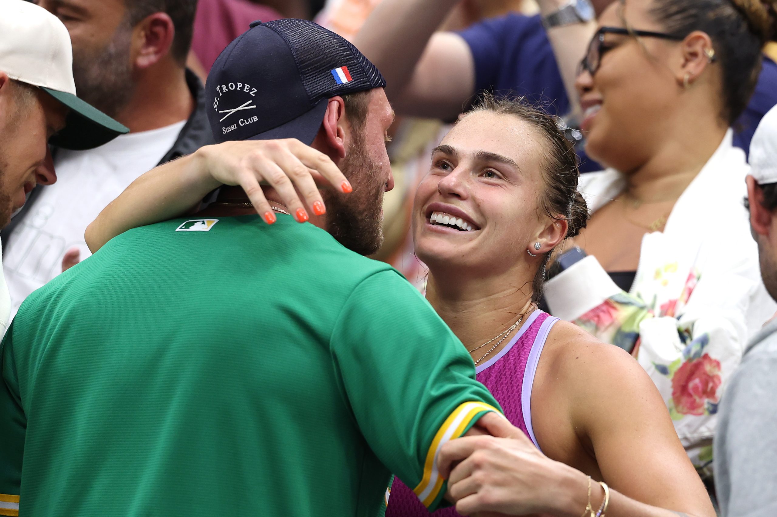 Aryna Sabalenka, numărul 1 mondial în tenis feminin, s-a logodit Aryna Sabalenka, tenismena bielorusă aflată pe locul 1 mondial, a primit cererea în căsătorie din partea iubitului său, Georgios Frangulis