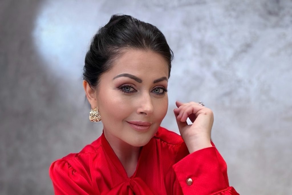 Gabriela Cristea, vedeta de televiziune cunoscută pentru emisiunile sale, a dezvăluit recent suma pe care a primit-o ca salariu la începutul carierei sale în televiziune, în urmă cu peste 30 de ani