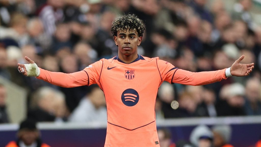 Barcelona, salvată miraculos la Newcastle: Un egal chinuit, obținut în prelungiri Barcelona a smuls un egal cu Newcastle United în deplasare, scor 1-1, grație unui penalti controversat transformat în prelungiri de tânărul Lamine Yamal