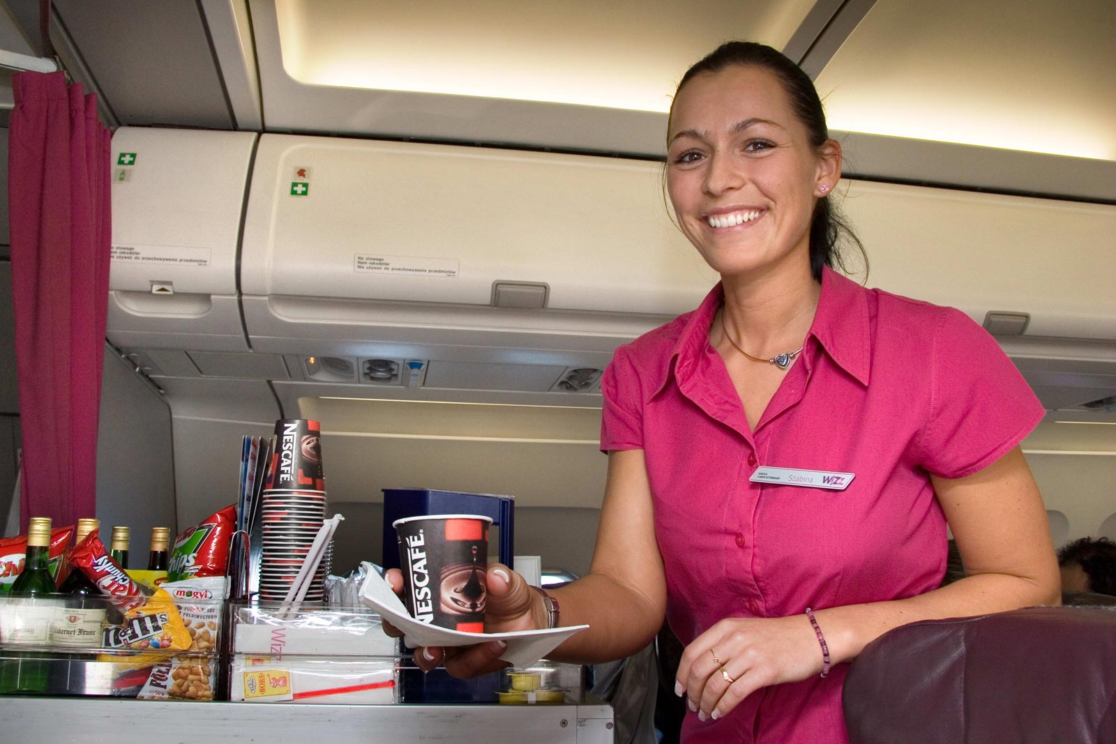 Wizz Air introduce comandarea mâncării prin aplicație pentru pasagerii din România Compania aeriană Wizz Air facilitează pentru pasagerii săi din România posibilitatea de a comanda mâncare și băuturi direct prin aplicația mobilă