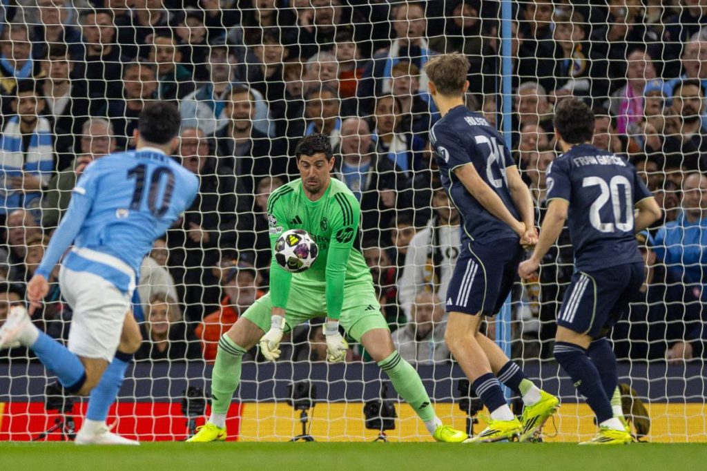 Schimbare neașteptată la pauză în Manchester City – Real Madrid: Courtois, înlocuit de Lunin Manchester City și Real Madrid au intrat la cabine la egalitate, scor 1-1, în returul de pe „Etihad”, într-un meci tensionat în care madrilenii au deschis scorul