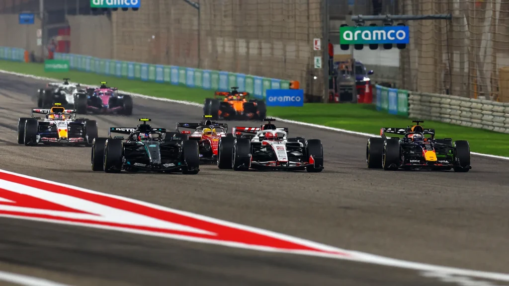 Formula 1, o revoluție pe circuite în 2026: Motoare noi, mașini mai mici și combustibil sustenabil Sezonul de Formula 1 din 2026 va aduce schimbări majore, promițând o competiție reîmprospătată și o viziune sustenabilă pentru viitorul sportului