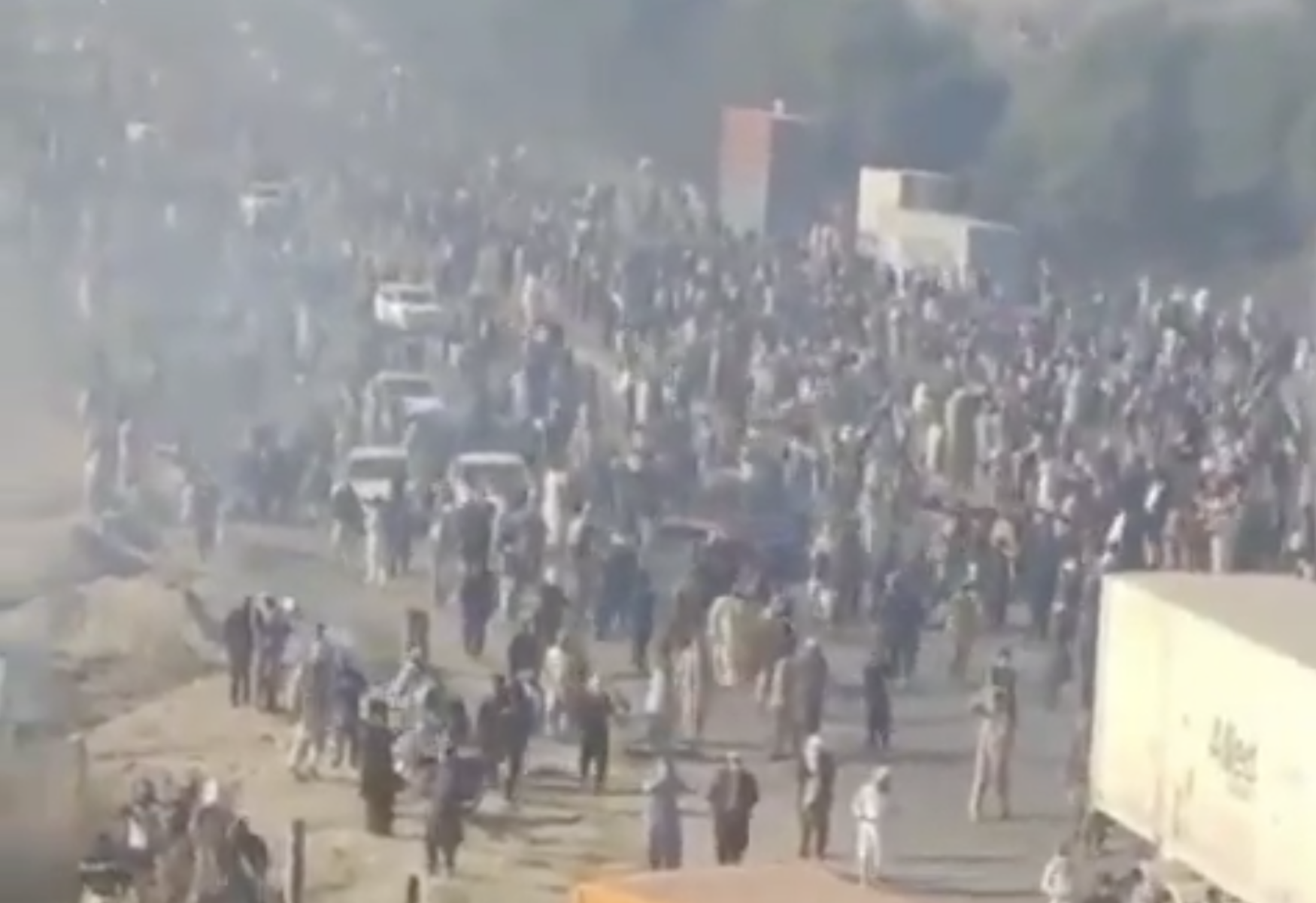 Puşcaşi marini americani au folosit forţa împotriva protestatarilor la consulatul SUA din Pakistan Karachi, Pakistan – Puşcaşi marini americani au deschis focul asupra protestatarilor în timpul unui asalt asupra consulatului Statelor Unite ale Americii din Karachi, Pakistan, în weekend, potrivit a doi oficiali americani citaţi de agenţia Reuters