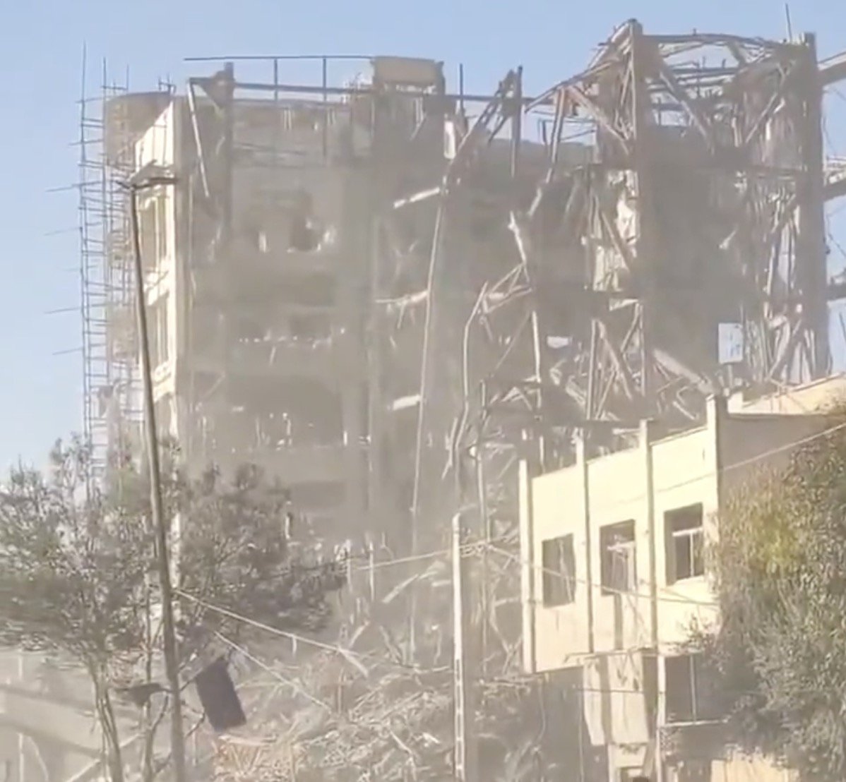 Atac aerian israelian, țintă: înalți clerici iranieni la Qom Potrivit unei surse din domeniul apărării, forțele aeriene israeliene au lovit o clădire din orașul iranian Qom, unde se adunaseră înalți clerici pentru a alege noul lider suprem al Iranului