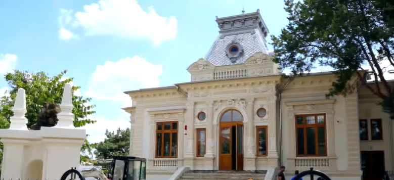 Focșani: Casa Alaci, bijuterie arhitecturală, amenințată cu retrocedarea după o investiție de milioane de euro Casa Alaci din Focșani, un monument istoric recent restaurat, se confruntă cu posibilitatea de a fi retrocedată moștenitorilor foștilor proprietari în natură