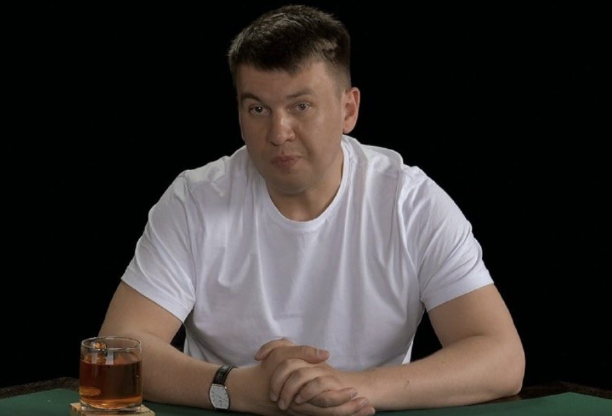 Blogger rus pro-Kremlin, internat la psihiatrie după ce a criticat războiul și Putin Un blogger rus cunoscut pentru susținerea Kremlinului a fost internat la un spital de psihiatrie din Sankt Petersburg, după ce a început să adreseze critici publice la adresa războiului din Ucraina și a președintelui Vladimir Putin