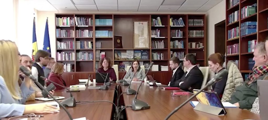 Șefa CA, replică în engleză unui interpelator vorbitor de rusă Liliana Vițu, președintele Consiliului Audiovizualului (CA), a răspuns în limba engleză unei deputate din cadrul Comisiei pentru cultură, educație, cercetare, tineret, sport și mass-media, care se adresase în limba rusă