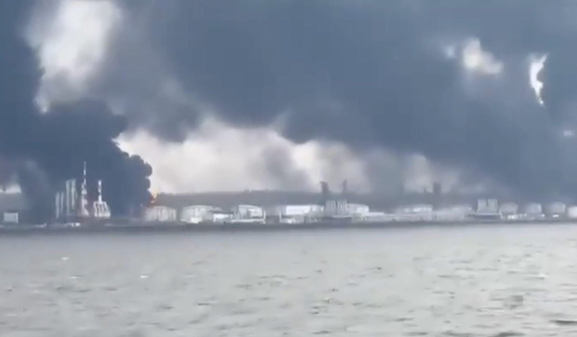 Producătorii ruși de petrol avertizează cumpărătorii despre posibila forță majoră Producătorii ruși de petrol au informat cumpărătorii cu privire la posibilitatea invocării clauzei de forță majoră pentru livrările din principalele porturi de la Marea Baltică, pe fondul atacurilor continue ale Ucrainei asupra infrastructurii energetice ruse, au declarat pentru Reuters surse din industrie