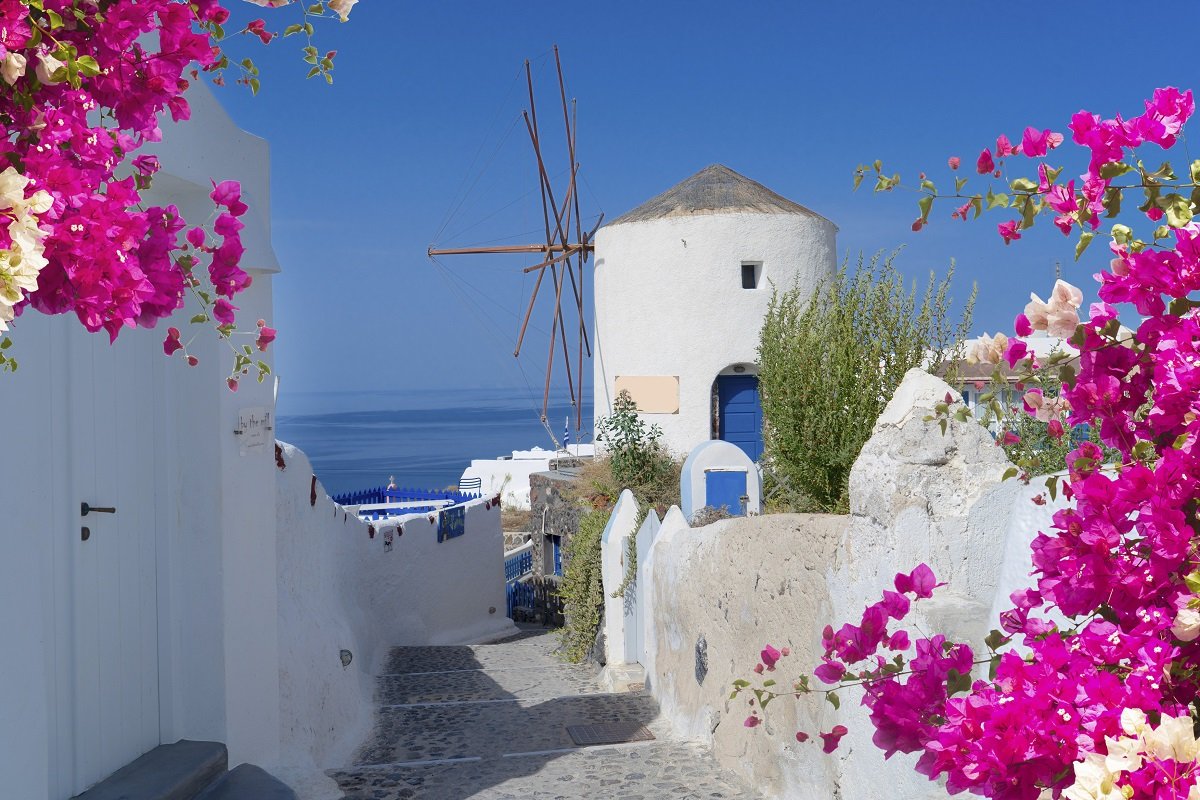 Vacanțele în Grecia se scumpesc: Ce trebuie să știe turiștii Sezonul estival din Grecia ar putea aduce surprize neplăcute pentru turiști în 2026, pe fondul scumpirii transportului și a serviciilor turistice