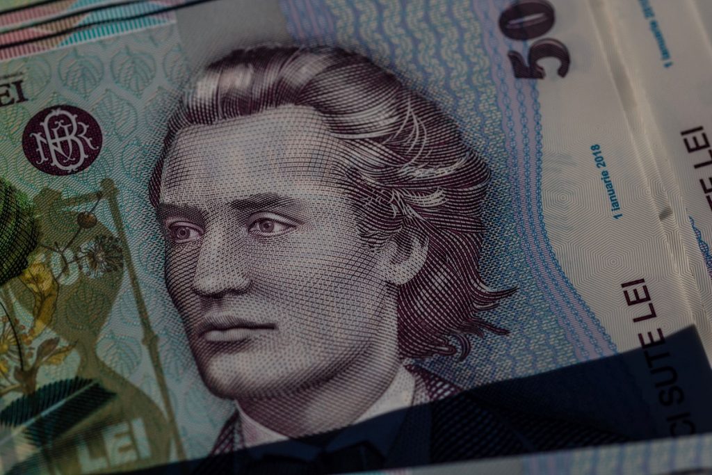 Cum să depistezi o bancnotă falsă: Ghid practic pentru români În contextul economic actual, atenția la detalii devine crucială, mai ales când vine vorba de gestionarea banilor