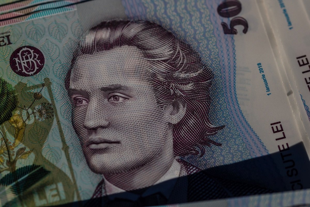 Cum să depistezi o bancnotă falsă: Ghid practic pentru români În contextul economic actual, atenția la detalii devine crucială, mai ales când vine vorba de gestionarea banilor