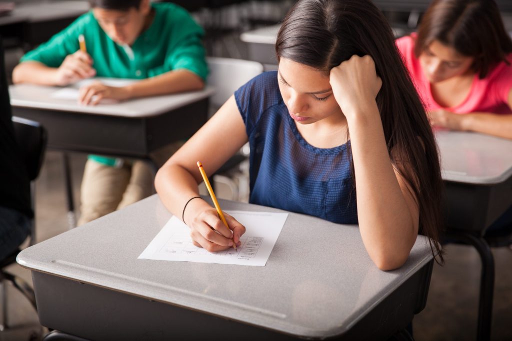 Aproximativ 143.000 de elevi s-au înscris pentru simularea examenului de Bacalaureat din 2026, care va începe pe 23 martie