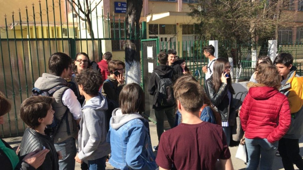 Simulările examenelor naționale, boicotate de sindicatele din educație Federația Sindicatelor din Educație „Spiru Haret” intenționează să boicoteze simulările examenelor naționale, conform rezultatelor unui referendum organizat în școli