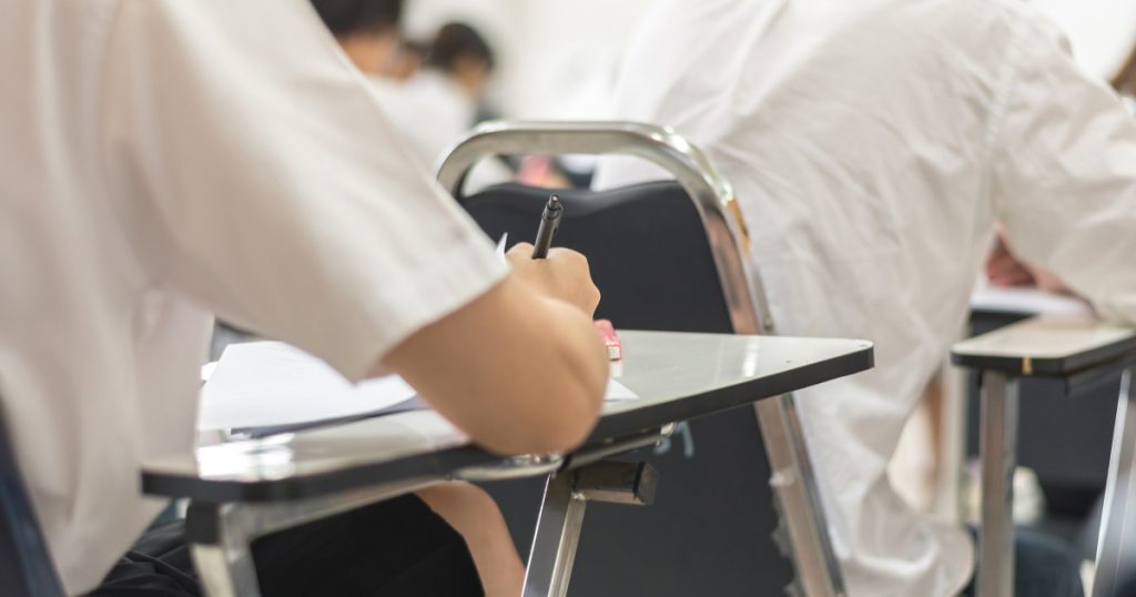 Simularea Bacalaureatului 2026: Elevii de liceu au susținut proba la alegere București – Elevii claselor a XII-a și a XIII-a au susținut miercuri, 26 martie, proba la alegere a profilului și specializării în cadrul simulării examenului de Bacalaureat 2026