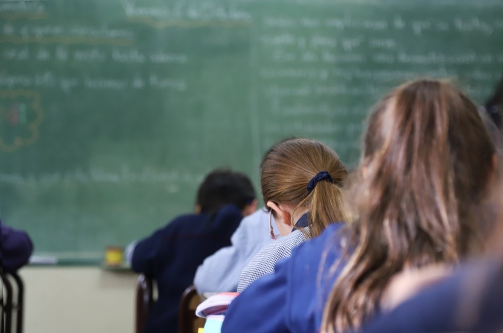 Elevii de clasa a VIII-a susțin luni simularea la română, boicotul profesorilor afectează unele școli București, România – Elevii de clasa a VIII-a intră luni în febra simulării pentru Evaluarea Națională 2026, cu proba scrisă la Limba și Literatura Română