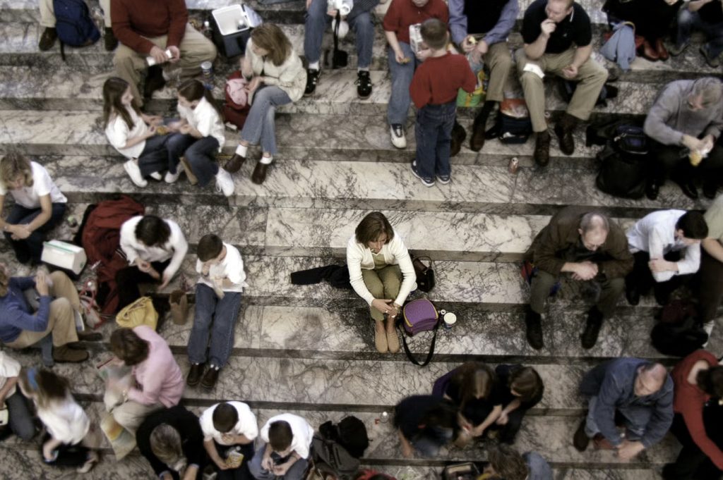 Prietenia la abonament: Cum afacerile încearcă să monetizeze nevoia de conexiune umană În contextul unei societăți tot mai digitalizate și, paradoxal, tot mai singuratice, platformele care promit să faciliteze legături sociale au început să câștige teren