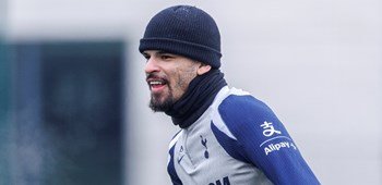 Dominic Solanke, atacantul echipei, ratează meciul decisiv din Liga Campionilor Atacantul echipei, Dominic Solanke, nu va putea evolua în meciul retur din optimile Ligii Campionilor, împotriva celor de la Atletico Madrid, din cauza unei probleme la șold