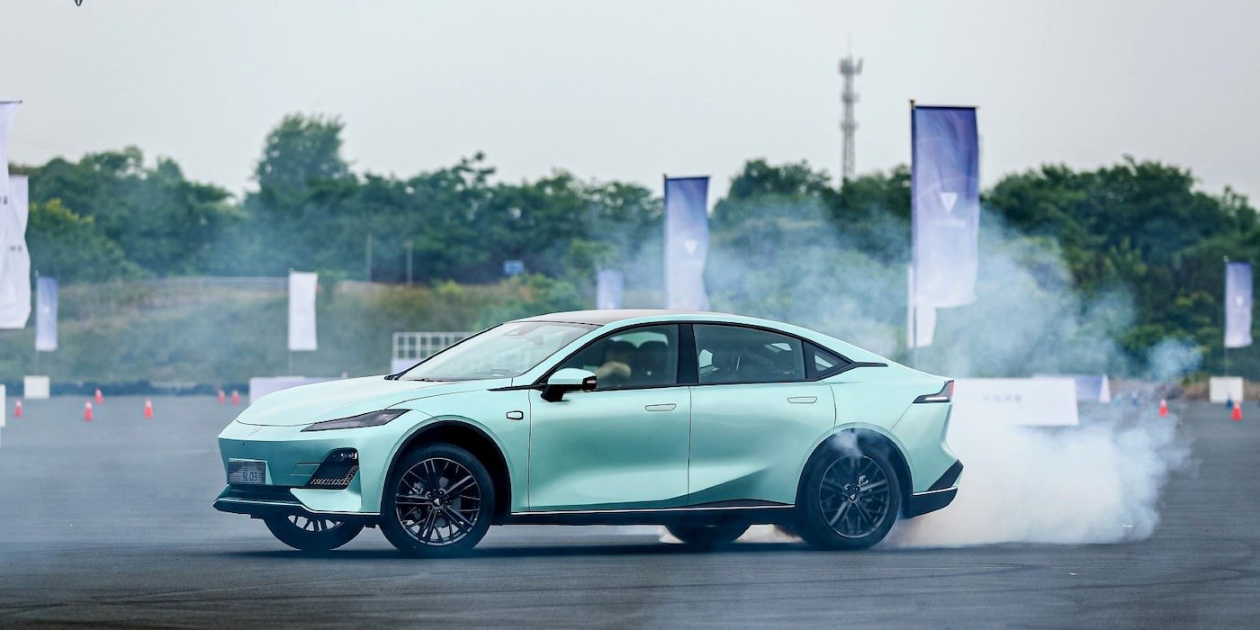China sfidează Tesla în cursa pentru bateriile viitorului Producătorii chinezi de automobile accelerează dezvoltarea bateriilor electrice cu tehnologii inovatoare, punând presiune pe Tesla, liderul actual al pieței