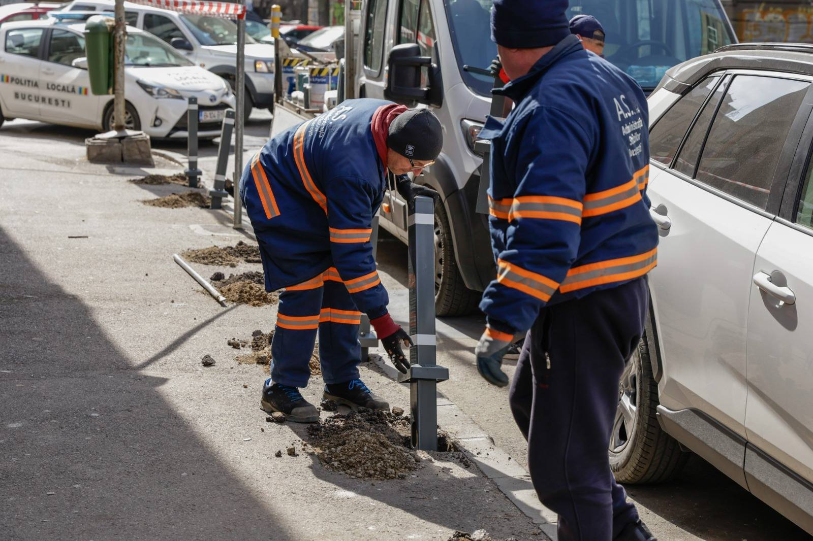 Stâlpișori pe trotuar: Primăria București montează bariere pentru a proteja pietonii Administrația Străzilor a instalat stâlpișori în zona Sălii Palatului din București, marcând o măsură menită să împiedice accesul autovehiculelor pe trotuare