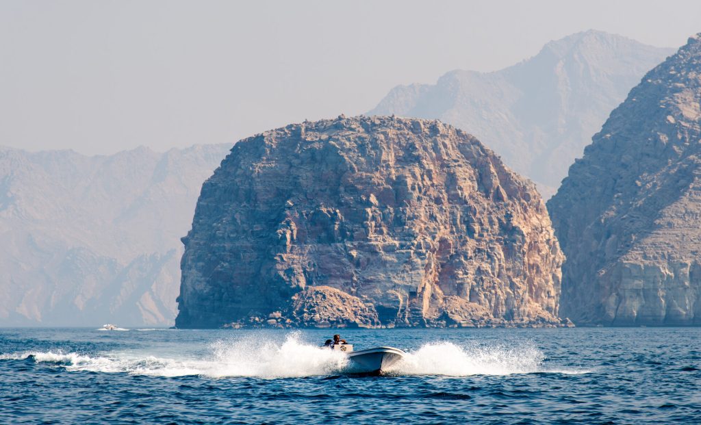 SUA distrug nave iraniene în strâmtoarea Ormuz, pe fondul tensiunilor regionale Statele Unite ale Americii au distrus marți un număr de șaisprezece nave iraniene care operau în apropierea strâmtorii Ormuz, o arteră vitală pentru comerțul internațional și un punct fierbinte al tensiunilor geopolitice