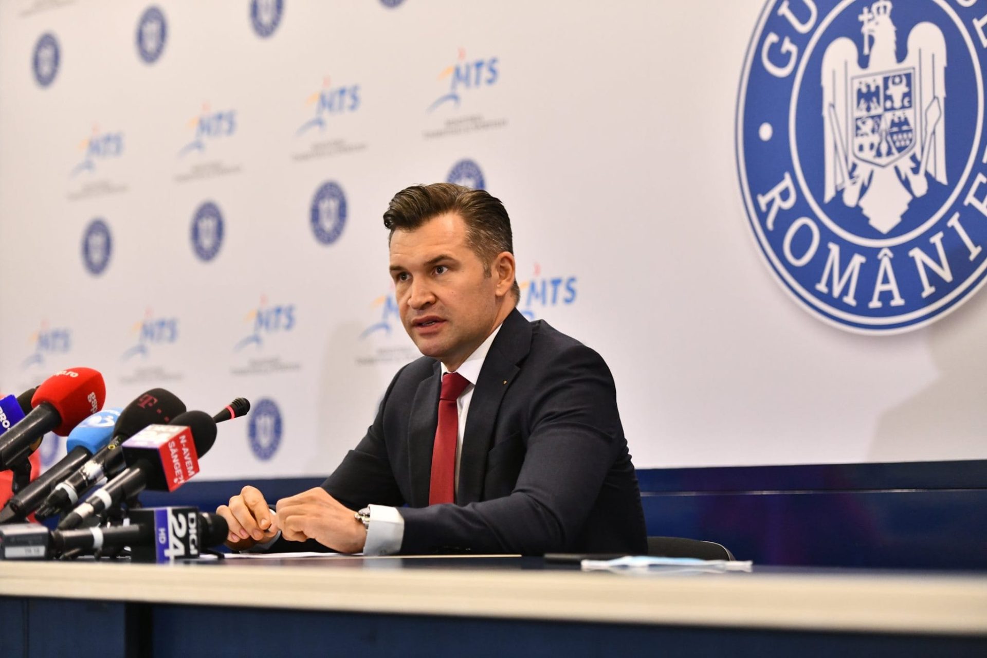 Stroe: Un guvern minoritar nu poate face față crizelor actuale Deputatul PNL Ionuț Stroe a criticat, miercuri, posibilitatea formării unui guvern minoritar, argumentând că acesta ar fi incapabil să răspundă eficient provocărilor economice, sociale și de securitate cu care se confruntă România