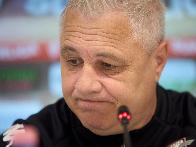 Marius Șumudică, internat de urgență în spital din cauza otitei Antrenorul Marius Șumudică a ajuns de urgență la spital din cauza unor dureri puternice cauzate de o otită